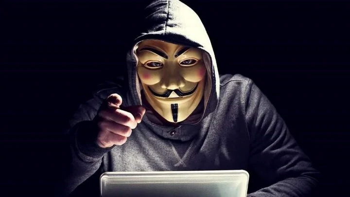 Anonymous amenza a Gobierno Petro