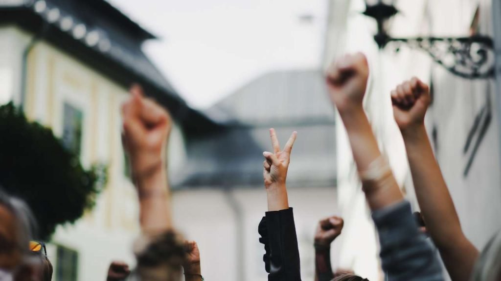 Corte ampara a estudiante sancionado por, supuestamente, participar en protestas sociales