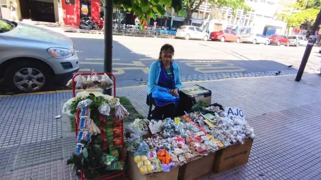 Derecho al Trabajo de los Vendedores Ambulantes: Prioridad sobre el Espacio Público según la Corte Constitucional