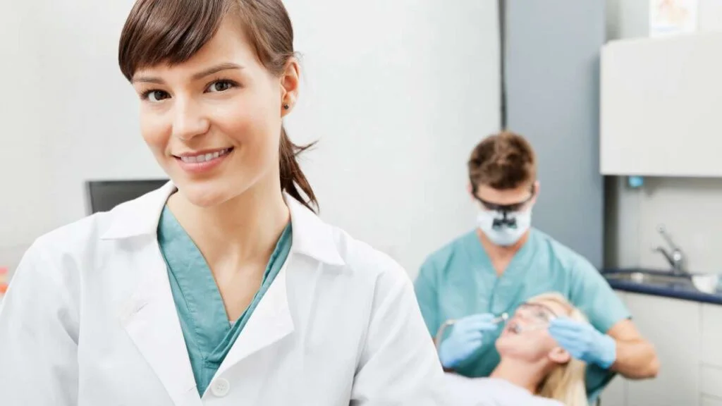 ¿Conoces exactamente la diferencia entre dentista, higienista y auxiliar dental?