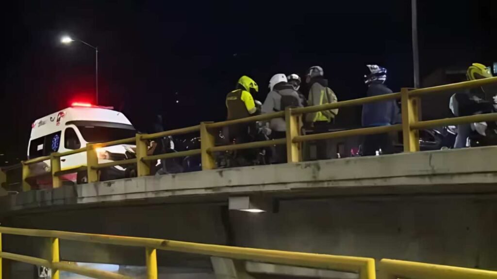 Motociclista cayó desde un puente en Bogotá