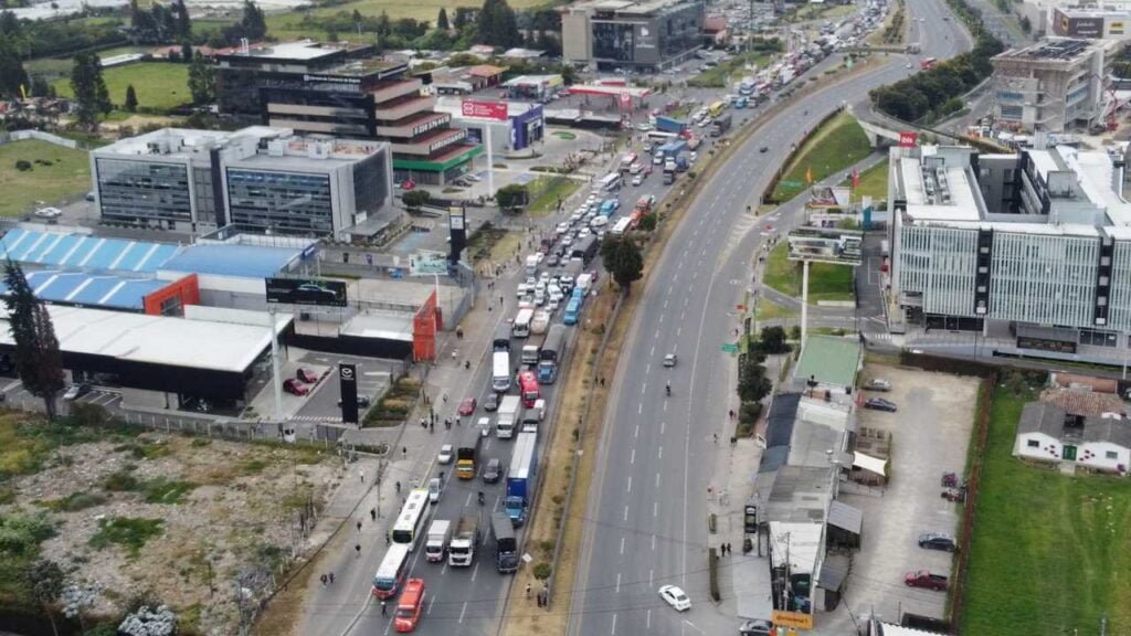 Transportadores bloquean vías cerca a la casa del Presidente