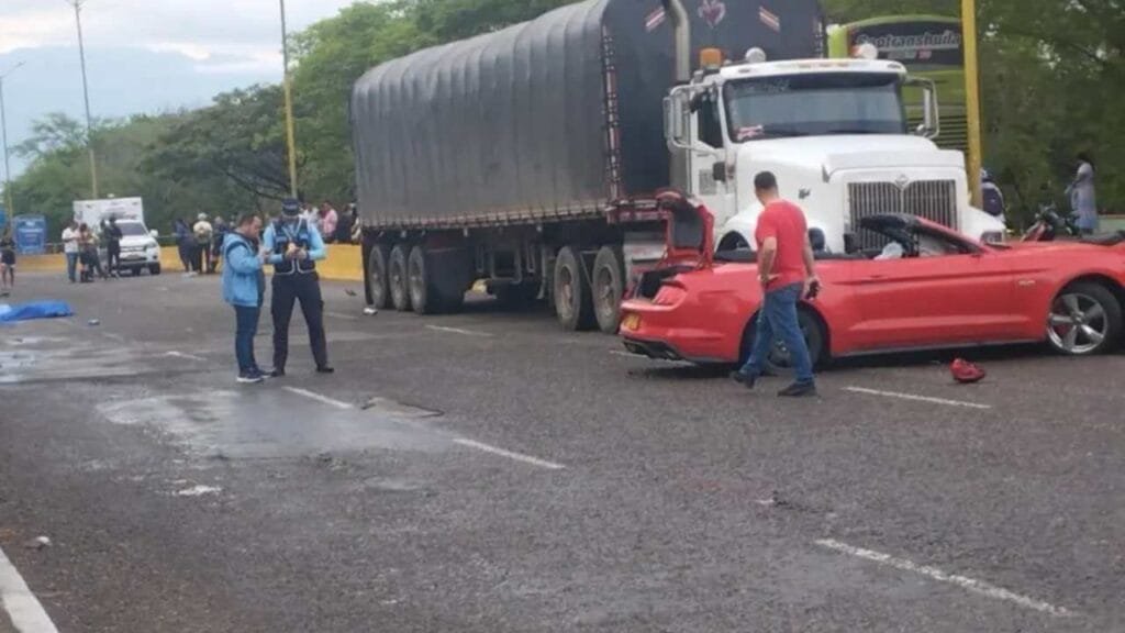 Dos hermanos ciclistas atropellados por automóvil sin SOAT