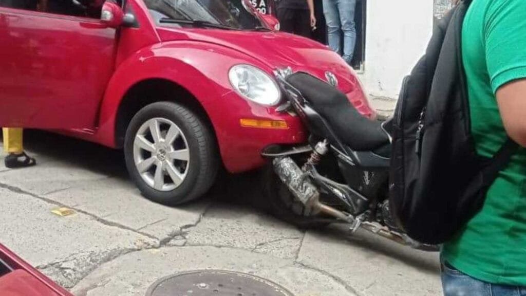 Mujer de la tercera edad, posiblemente borracha, arrolla a motociclista y desata escándalo en plena calle